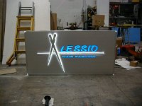 luminosa2  Insegna luminosa in alluminio anodizzato argento traforato con fuoriuscita di plexiglas da 20 mm intagliato a laser