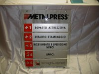 Metalpress3  Basamento plexiglas da 10 mm e targhe alluminio anodizzato argento